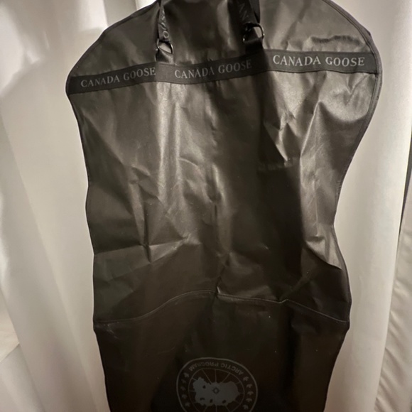 Men’s Canada Goose Chateau Parka (small/black) - Picture 4 of 4